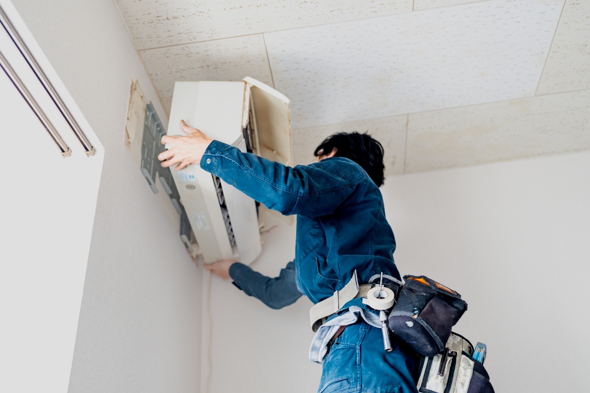 エアコン取り外し作業のイメージ